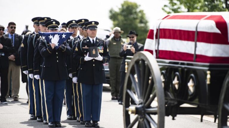 Este oficial blanco lideró las tropas negras durante la Guerra Civil.  110 años después de su muerte, fue enterrado en el Cementerio Nacional de Arlington.