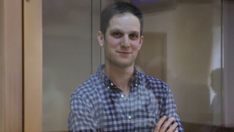 Evan Gershkovich: reportero encarcelado del Wall Street Journal aparece en Moscú para apelar su detención