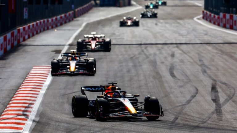 Gran Premio de Azerbaiyán Sergio Pérez logra la victoria tras la pérdida de tiempo de Max Verstappen