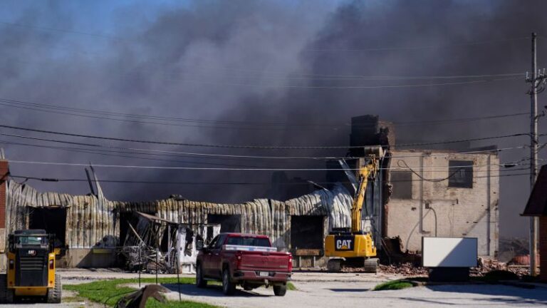 Incendio en Richmond, Indiana: Cientos de personas aún esperan autorización para irse a casa después del incendio en la planta de reciclaje.  Funcionarios listos para evaluar la orden de evacuación hoy