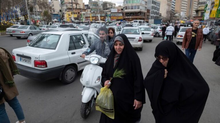 Irán instala cámaras en lugares públicos para identificar y sancionar a mujeres sin velo