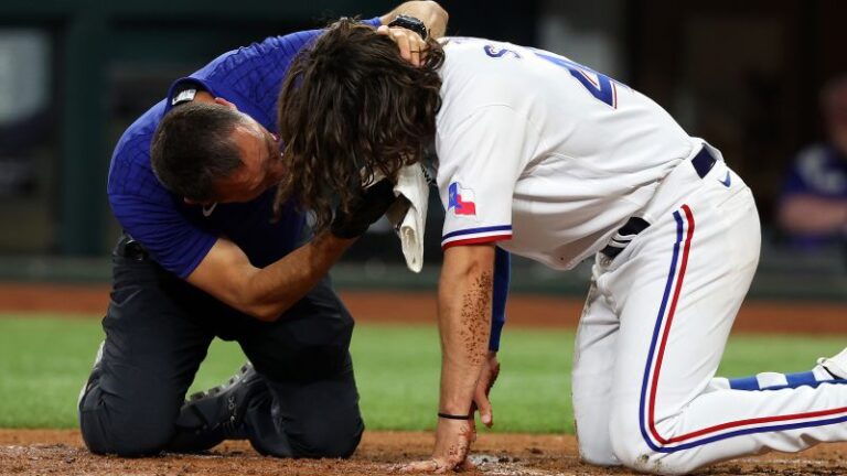 Josh Smith, jugador de los Rangers de Texas, hospitalizado tras recibir un lanzamiento en la cara