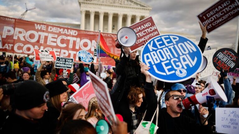 La Corte Suprema anuló Roe v. Wade y ahora toma las cosas con calma en el aborto