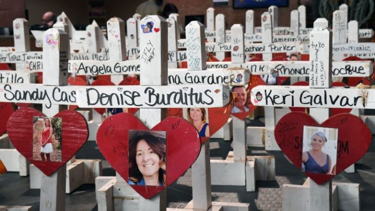 Las armas pertenecientes al tirador de la masacre de Las Vegas destruidas, la propiedad vendida y las ganancias se dividirán entre las familias de las víctimas.