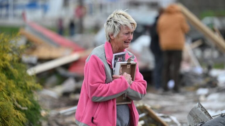 Las comunidades emergen a una gran destrucción después de que grandes tornados arrasan el sur y el medio oeste