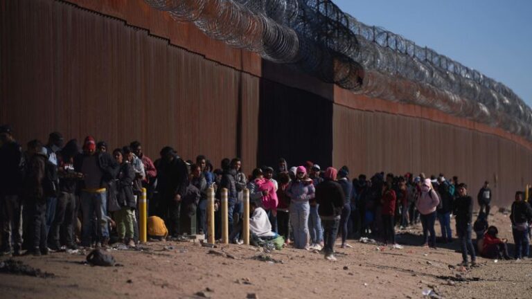 Las instalaciones fronterizas alcanzan su capacidad en medio del aumento de migrantes