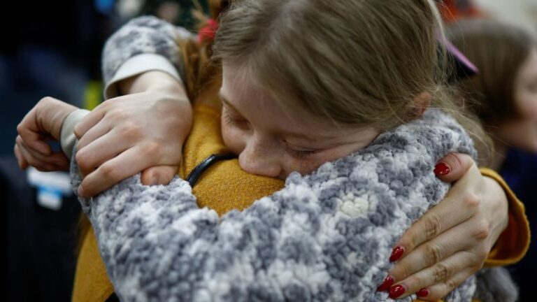 ‘Lloré cuando vi a mi mamá’: niños ucranianos regresan de manos rusas