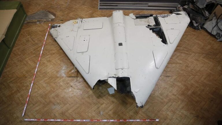 Los drones iraníes utilizados por Rusia en Ucrania funcionan con tecnología occidental robada, según muestra una investigación