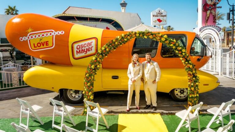 Los fanáticos de los perritos calientes ahora pueden casarse en el Oscar Mayer Wienermobile