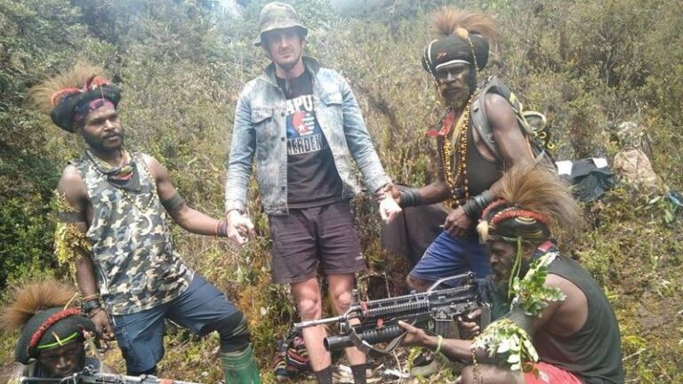 Los rebeldes que tienen como rehén al piloto de Nueva Zelanda afirman que han matado al menos a 13 soldados indonesios