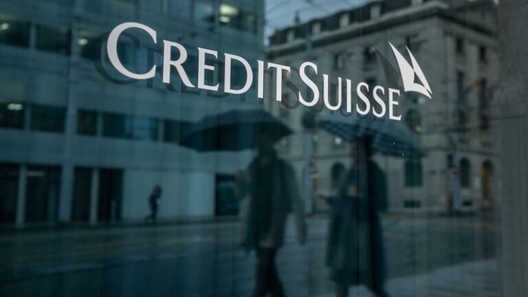 Los retiros de Credit Suisse superaron los $ 68 mil millones cuando el banco viró hacia el colapso