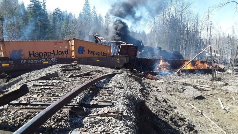 Maine advierte a la red ferroviaria que aborde las preocupaciones de limpieza tras el descarrilamiento de un tren y el derrame de combustible diésel