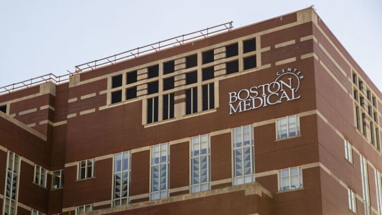 Más inmigrantes se presentan cada noche en un hospital de Boston.  Docenas, la mayoría de Haití, durmieron en el vestíbulo esta semana
