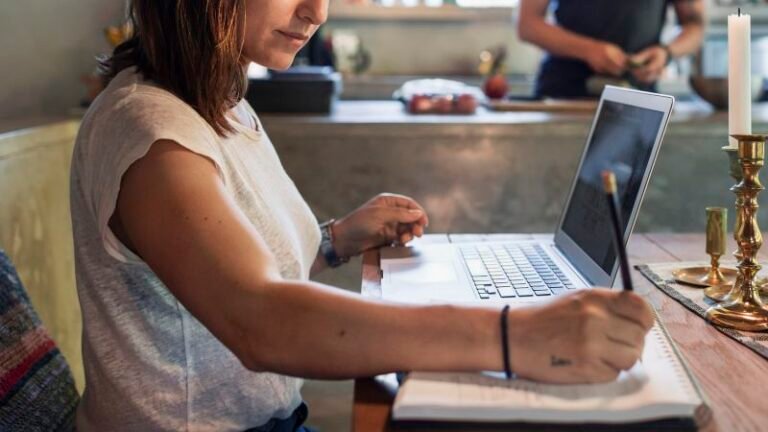 Más mujeres ahora ganan tanto como sus maridos, pero aún hacen más en casa
