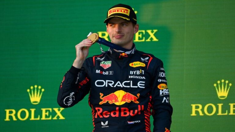 Max Verstappen gana el caótico Gran Premio de Australia y Lewis Hamilton ocupa el segundo lugar