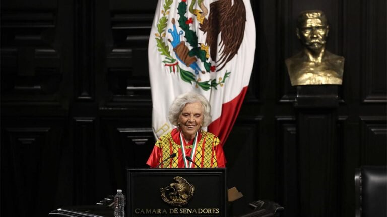 medalla B. Domínguez a Elena Poniatowska