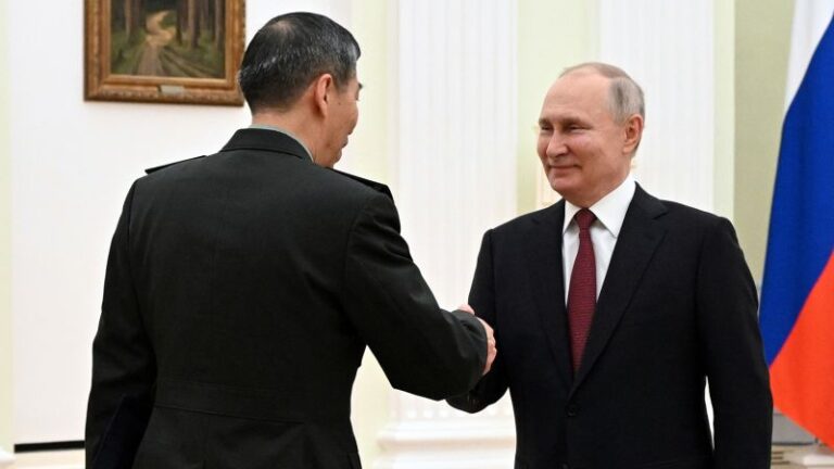 Ministro de Defensa chino se reúne con Putin en Moscú y elogia lazos militares