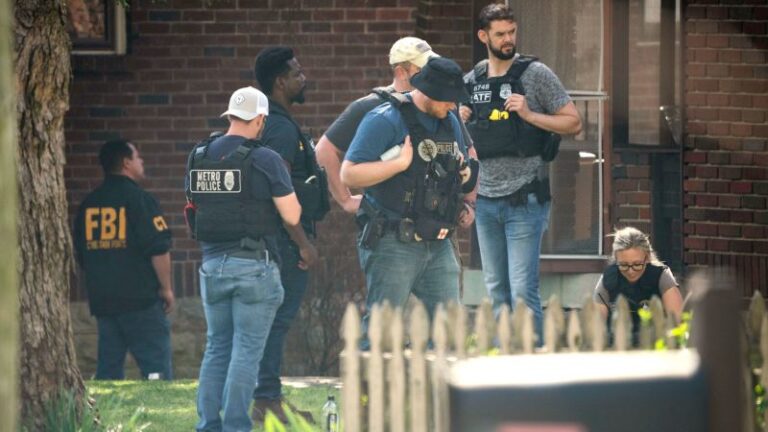 Nota de suicidio y armas encontradas cuando la policía registró la casa del tirador de Nashville, muestra orden judicial