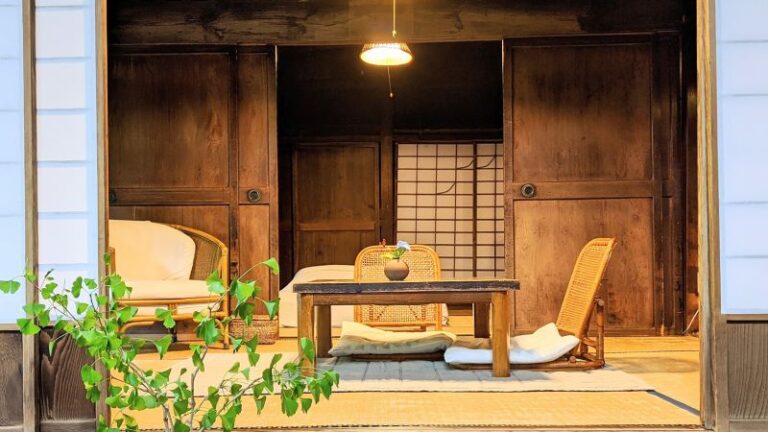 Pareja que transformó una casa japonesa abandonada en una casa de huéspedes