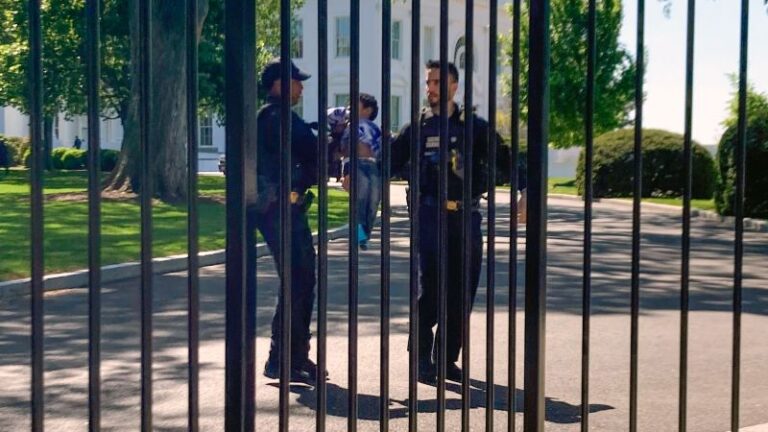 Pequeños problemas: un niño pequeño se infiltra en los terrenos de la Casa Blanca