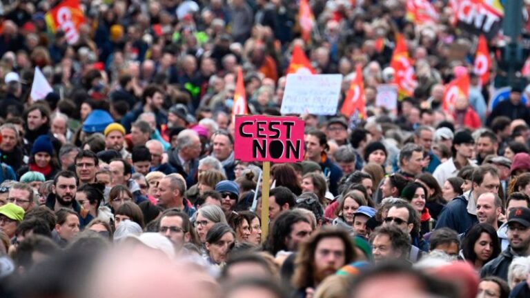 Protestas contra las pensiones en Francia: los manifestantes asaltan al gigante del lujo LVMH