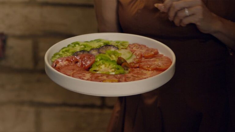 Receta de ensalada de tomate reliquia estilo Oaxaca de ‘Eva Longoria: Buscando México’