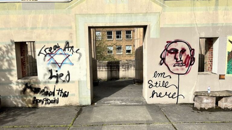 Sinagoga de Seattle destrozada el día anterior al Día del Recuerdo del Holocausto