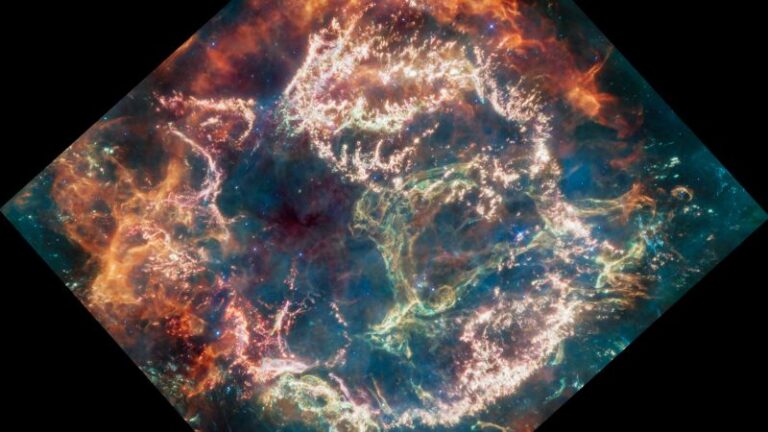 Telescopio Webb captura ‘monstruo verde’ dentro de una supernova joven