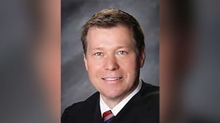 Thomas Owen Rice: Conozca al juez que dictaminó que el aborto con medicamentos debe permanecer disponible en algunos estados