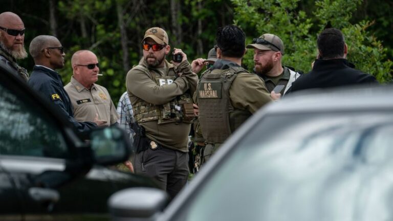 Tiroteo en Cleveland, Texas: continúa la búsqueda de un hombre sospechoso de matar a sus vecinos después de que se le pidiera que dejara de disparar su rifle al aire libre