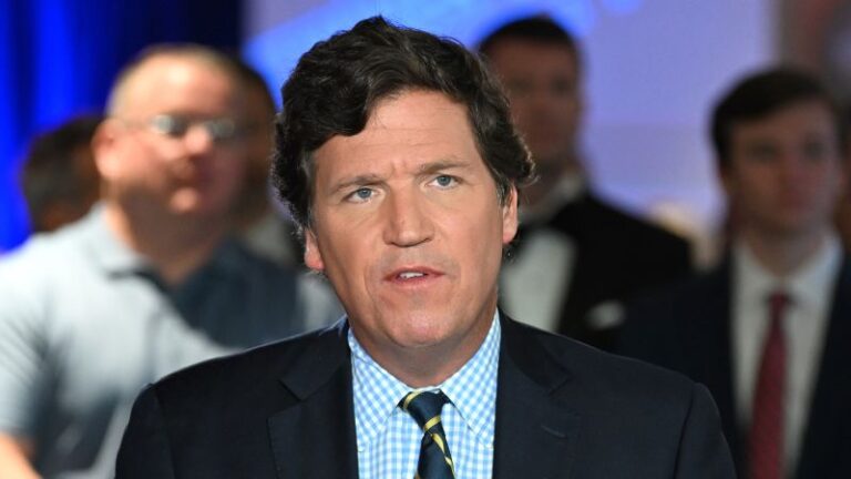 Tucker Carlson rompe su silencio pero no aborda su salida de Fox News