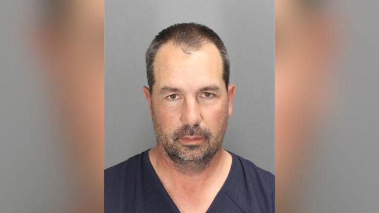 Un hombre ha sido arrestado por violaciones de hace décadas en Michigan y Pensilvania después de que el ADN de una taza de café lo vinculara con los crímenes, dicen las autoridades.