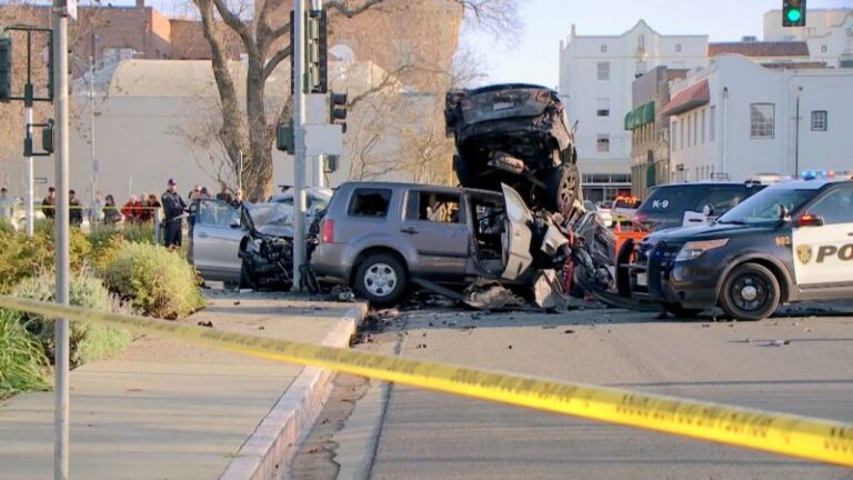 Un niño de 13 años lidera a la policía de California en una persecución en un auto robado y choca, dejando 1 muerto y casi una docena de heridos