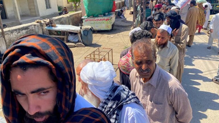 Una crisis económica en Pakistán significa que muchos pasan hambre durante el Ramadán