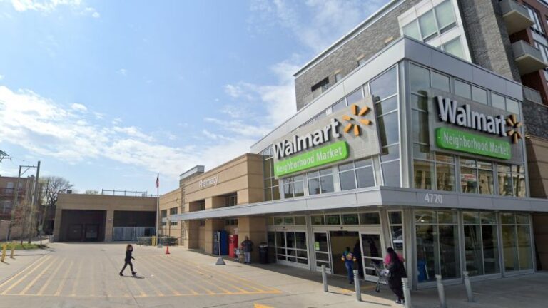 Walmart hizo de Chicago una pieza central de su impulso por la justicia racial.  Ahora, está cerrando tiendas.