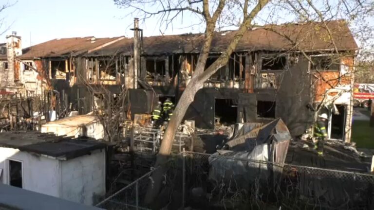 Once bomberos heridos en incendio de cuatro alarmas en SI