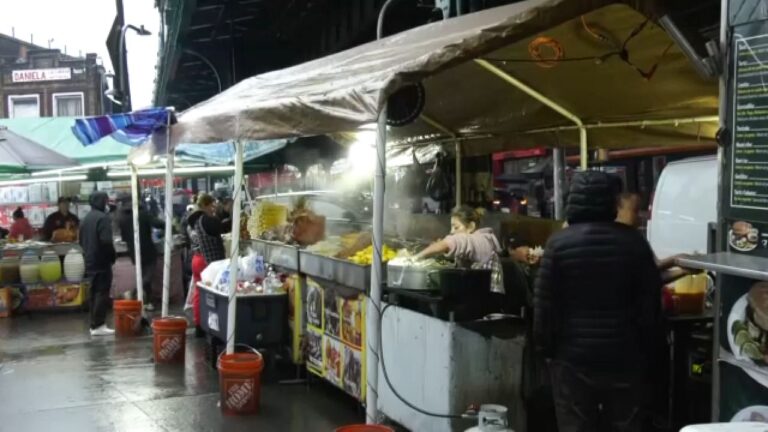 «Cuando hay lluvia o frio es como que hay mas venta aca»