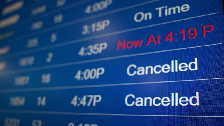 ¿Qué debo hacer si mi vuelo ha sido cancelado o retrasado?