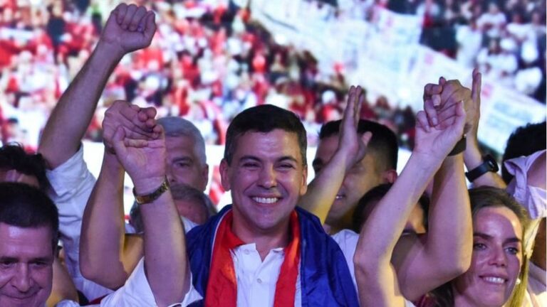 Elecciones en Paraguay: el oficialista Santiago Peña gana al opositor Efraín Alegre con una amplia ventaja y será el nuevo presidente