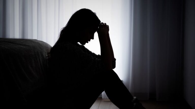 Más de 1 de cada 6 adultos tiene depresión a medida que las tasas aumentan a niveles récord en los EE. UU., encuentra una encuesta