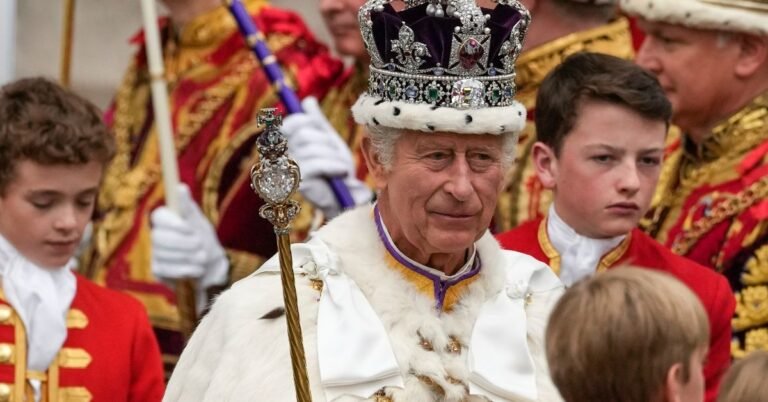 Carlos III es coronado en la Abadía de Westminster