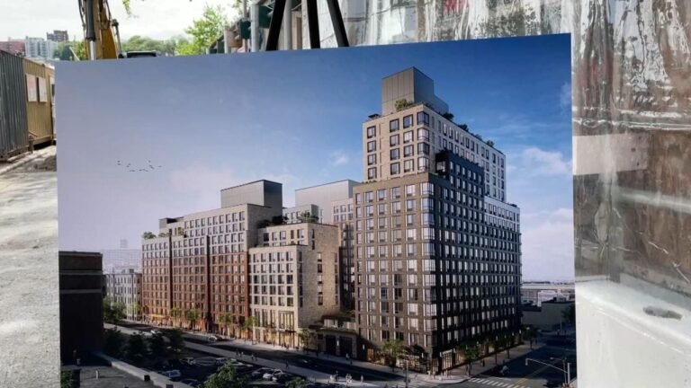 Construcción en Inwood cientos de apartamentos asequibles