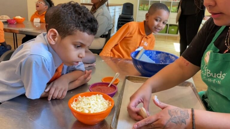Niños de cinco años aprenden en la escuela cómo se hace pizza