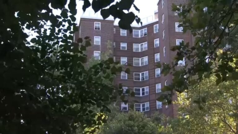 Cargos contra la madre de una niña encontrada muerta