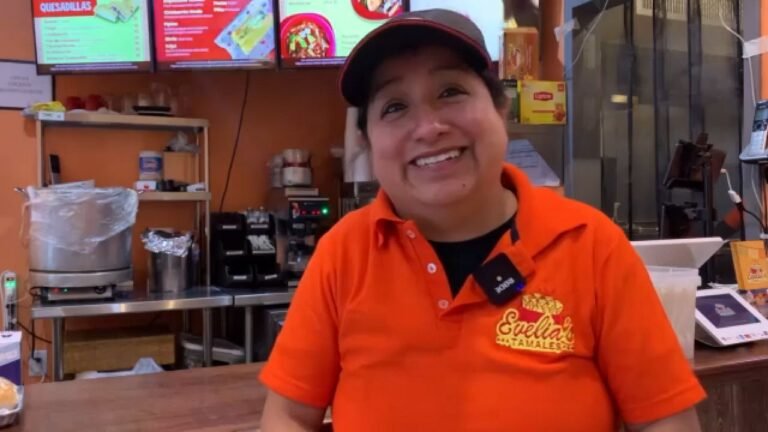 De vendedora ambulante a vender sus propios tamales