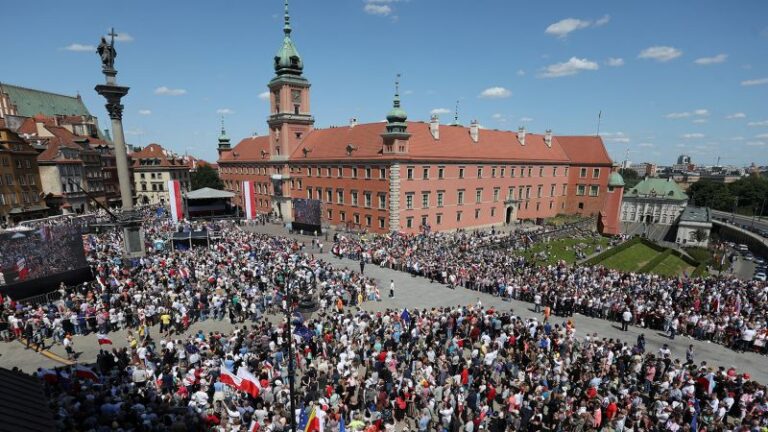 Análisis: Polonia es un aliado occidental clave.  Pero su gobierno sigue probando los límites de la democracia