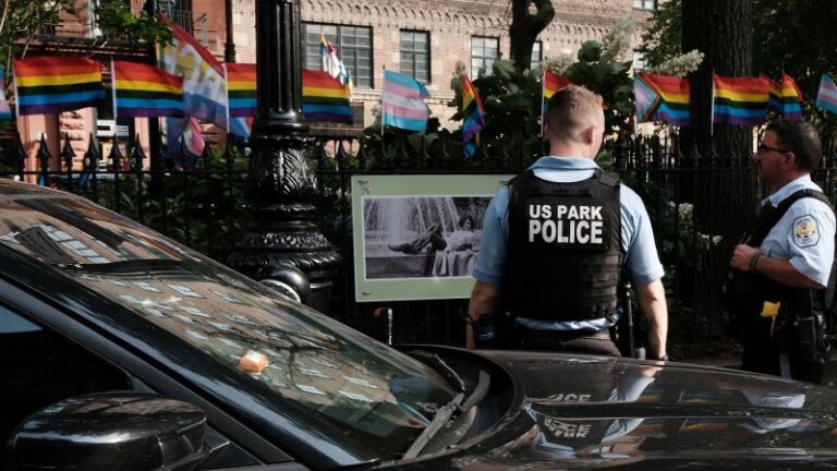 Banderas del Orgullo Gay vandalizadas en el Monumento Nacional Stonewall en Nueva York