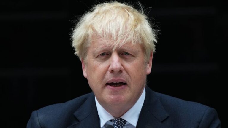 Boris Johnson renuncia como diputado, acusando a la investigación de Commons de intentar «expulsarme»