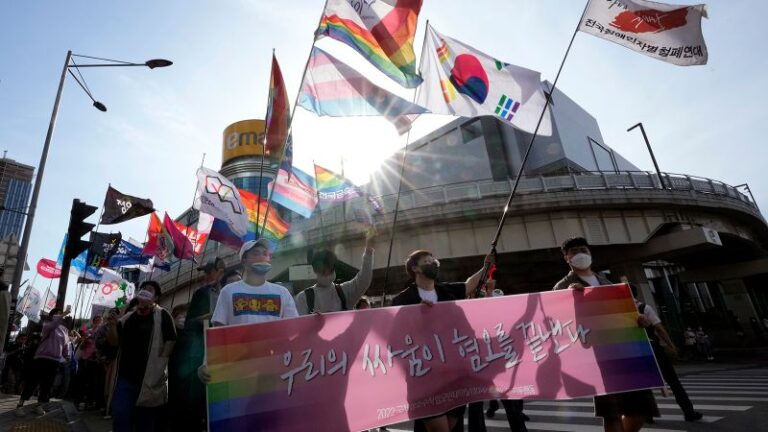 Corea del Sur: funcionarios de la ciudad de Daegu chocan con la policía en una protesta contra el festival LGBTQ