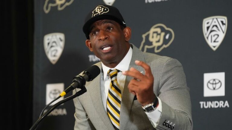 Deion Sanders corre el riesgo de que le amputen el pie izquierdo debido a problemas de circulación, dicen los médicos